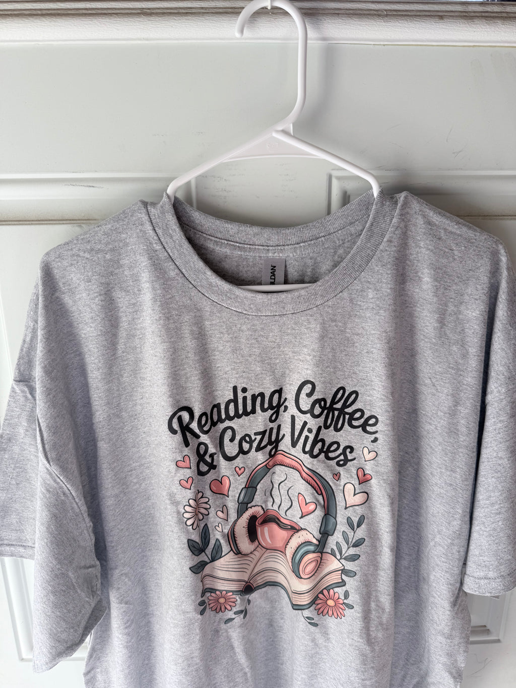 Reading, Coffee & Cozy Vibes | The Soft Aesthetic Tee